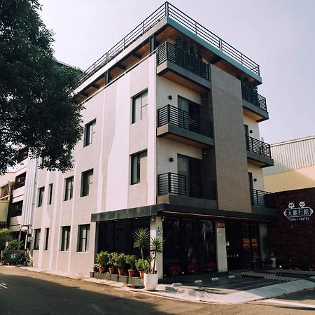 Tianli Hotel Тайнань Экстерьер фото