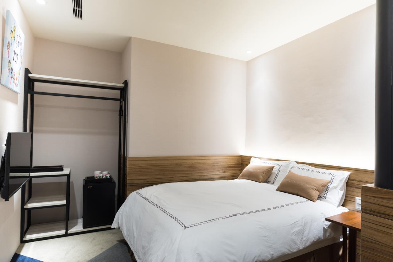 Tianli Hotel Тайнань Экстерьер фото