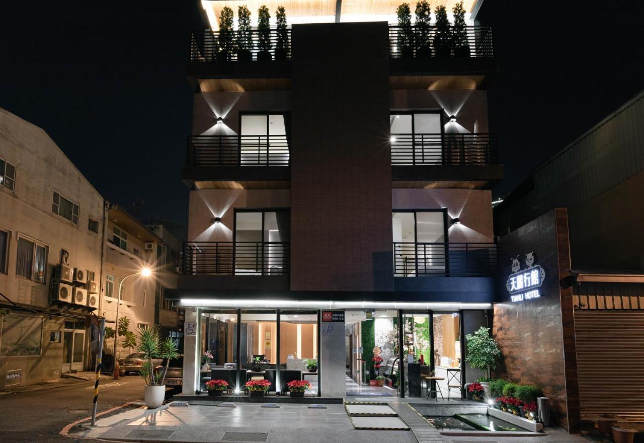 Tianli Hotel Тайнань Экстерьер фото