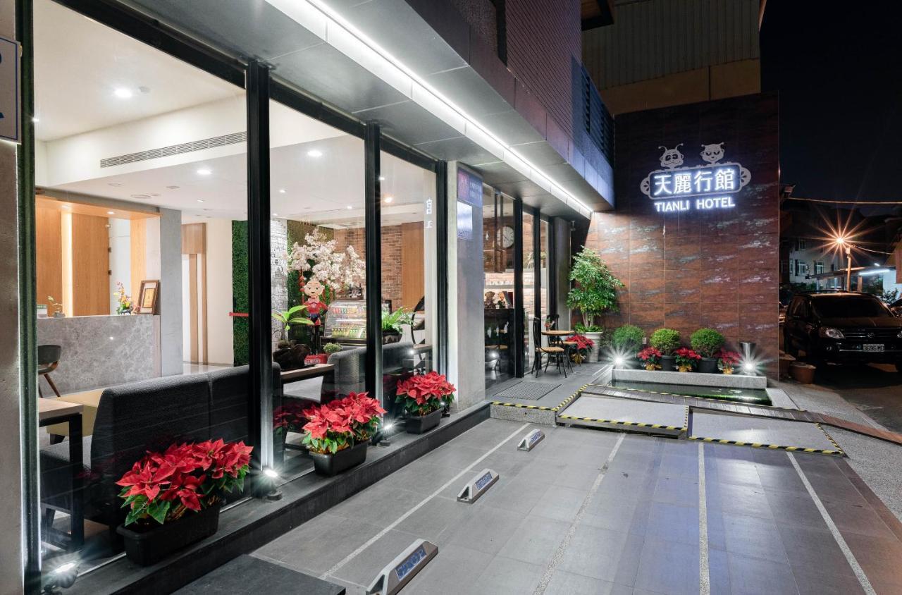 Tianli Hotel Тайнань Экстерьер фото